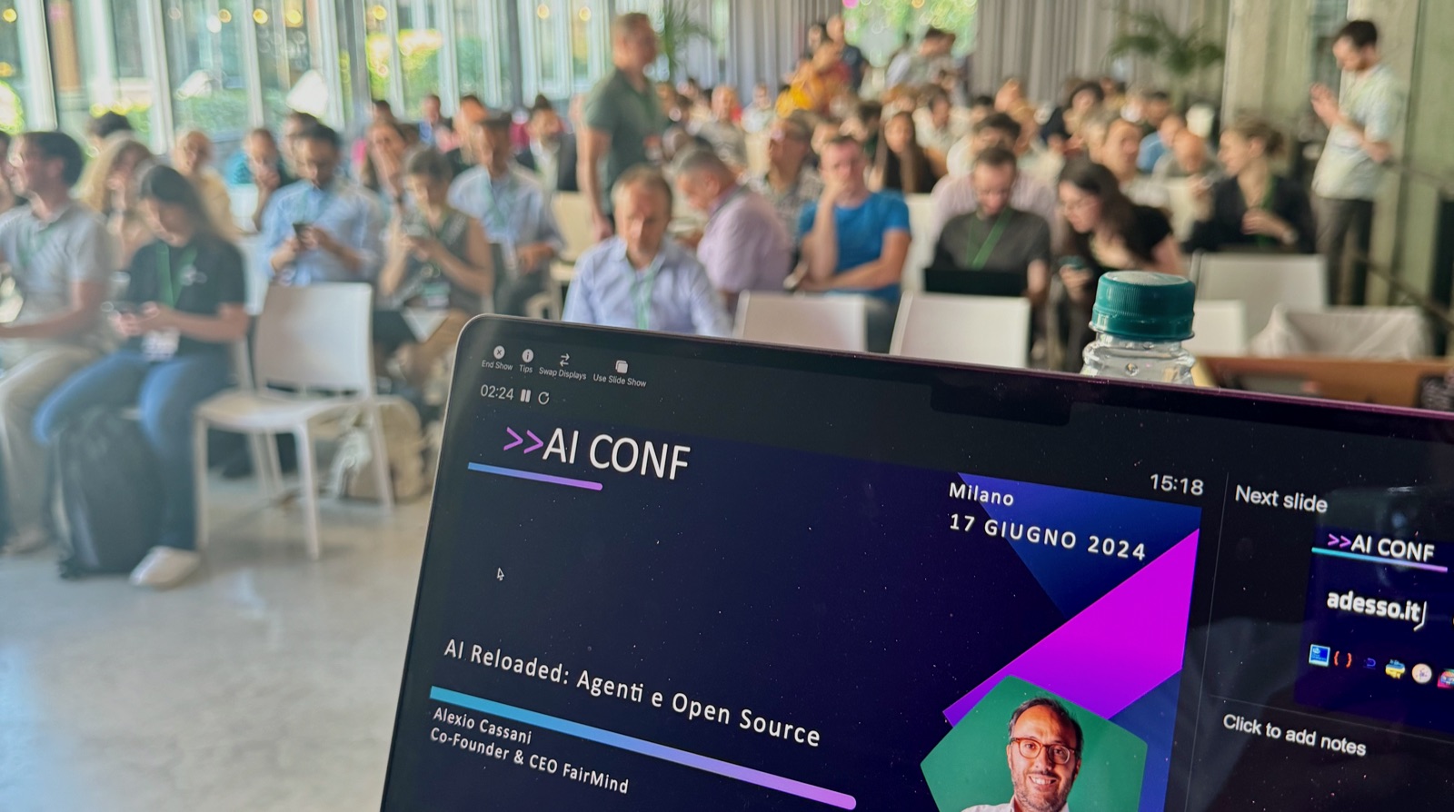 Alexio Cassani sul palco durante un talk.
